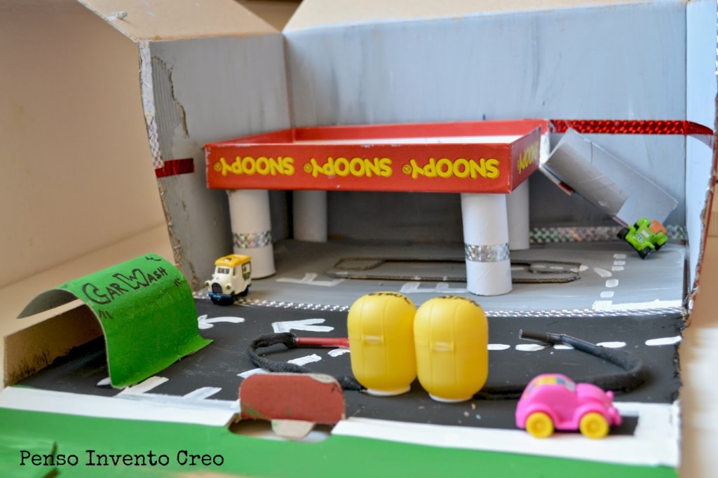 Riciclo Creativo per bambini: Garage di cartone per le macchinine da  portare in vacanza - Penso Invento Creo