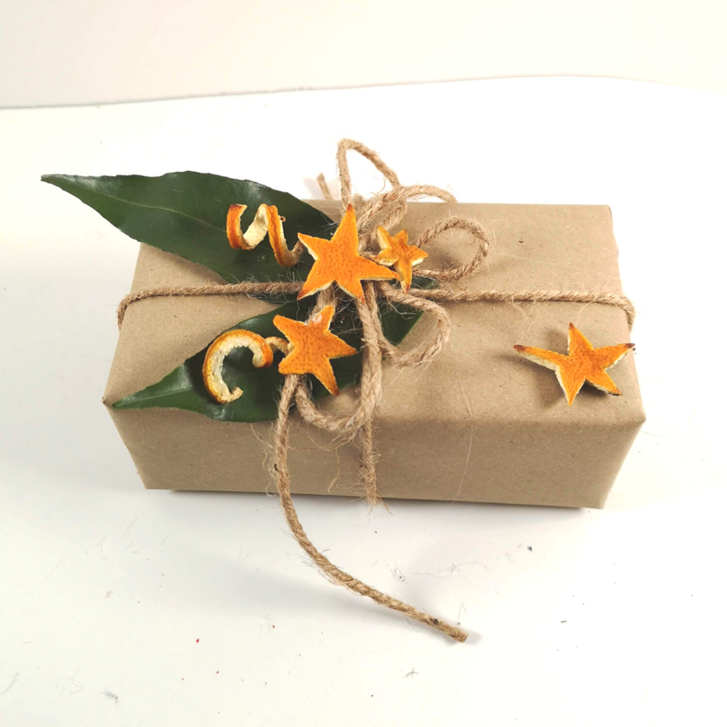 Confezioni regalo con carta da pacchi decorata con timbri